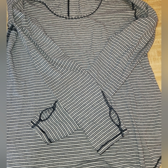 LULULEMON Yogini 5 Year Long Sleeve Tee, size 6 - Picture 8 of 13